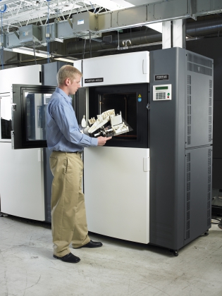 Nagyméretű tárgyakat előállító Fortus 3D-s nyomtató