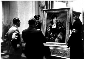 Hitler egy elrabolt festményt szemlél