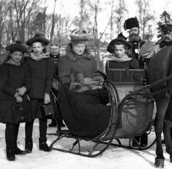 Középen a kozák testőr a cárnéval és annak három lányával Carszkoje Szélóban 1908-ban