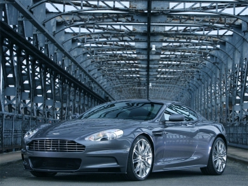 Az Aston Martin DBS szinte kötelezően a sármos angol mozihősök autójának számított