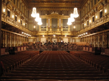 A bécsi Musikvereinssal lehető legegyszerűbb formával operál