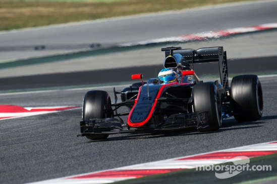 Fernando Alonso a McLaren-Hondával 2015 februárjában. Az új turbós F1-autók kinézete nem nyerte el a nagyközönség tetszését (forrás: www.f-1.ru)