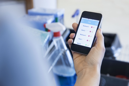 Mobiltelefonra érkezik az értesítés a takarítás szükségességéről (forrás: SCA)