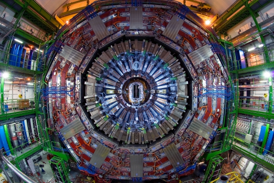 A hengeres alakú CMS detektor középpontjában ütköznek az LHC nagyenergiájú részecskenyalábjai. A kölcsönhatásban születő részecskék útjuk során elektronikus jeleket hoznak létre a detektor különböző rétegeiben. Ezekből rekonstruálják a fizikusok a lejátszódó elemi folyamatokat