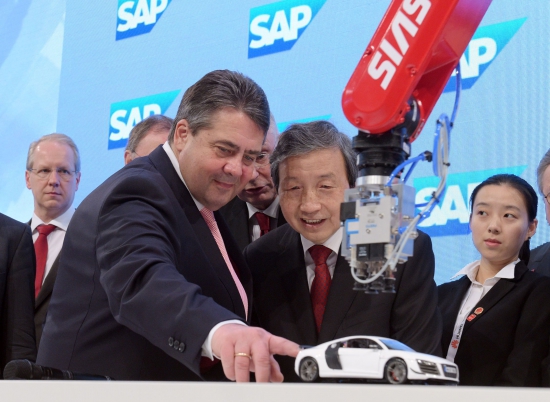 Sigmar Gabriel, német gazdasági miniszter a CeBIT 2015 első napján az SAP standján (forrás: CeBIT)