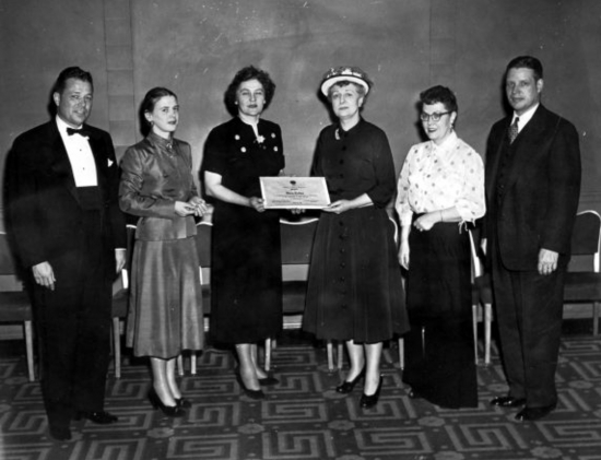 Telkes Mária 1952-ben elsőként kapta meg a Mérnöknők Társaságának életműdíját 
