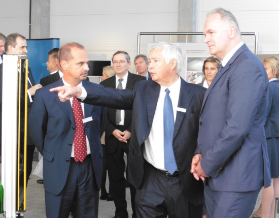 Willfried Stoll tulajdonos (középen) egy demonstrációs elrendezést mutat be Szabó László külgazdasági és külügyminiszter-helyettesnek (jobbra), balra Szövényi-Lux Márton, a Festo hazai értékesítési vállalatának vezetője