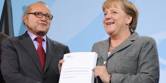 ngela Merkel szövetségi kancellár átveszi a független szakértői tanács konjunktúra-jelentését Wolfgang Franz professzortól, a testület elnökétől