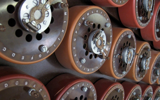 Alan Turing olyan masinát alkotott, amely 6 óra alatt végzett az összes szóba jövő lehetőséggel, 60 géppel pedig 6 perc is elég volt