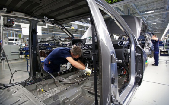A Daimler szóvivője kijelentette, hogy egyelőre továbbra is a betiltott gázt fogják használni