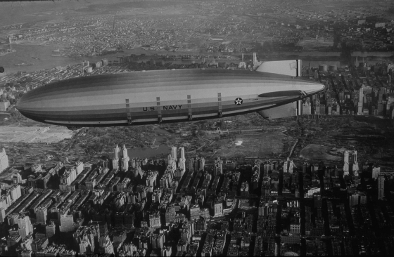 A 240 méteres USS Akron New York felett. Az Akron és a Macon voltak a valaha épült legnagyobb héliumtöltésű léghajók, alig voltak kisebbek a Hindenburgnál