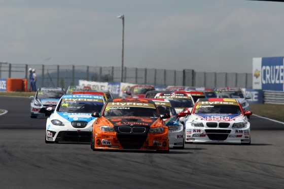 Az izgalmakat fokozza, még ha a valós erőviszonyokat torzítja is, hogy a WTCC-ben számtalan esélykiegyenlítő szabállyal is számolni kell