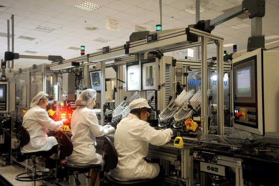 Technikusok dolgoznak a ContinentalAutomotive Hungary Kft. autóelektronikai alkatrészeket gyártó budapesti üzemében  (MTI Fotó: Földi Imre)