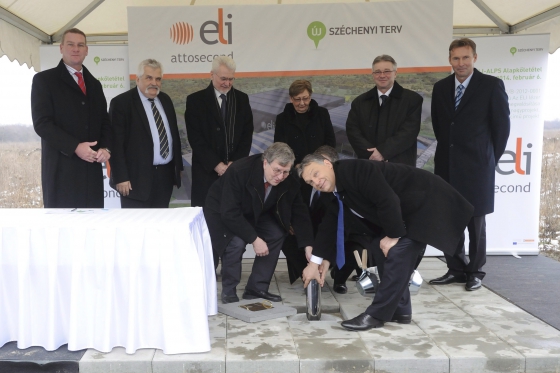Orbán Viktor miniszterelnök és Wolfgang Sander, az ELI-DC igazgatója elhelyezik a több mint 60 milliárd forintos költséggel épülő szegedi lézerközpont alapkövét (MTI Fotó: Kelemen Zoltán Gergely)
