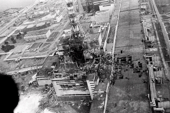 1986. április 26-án hajnali 1 óra 23 perckor a négyes blokk reaktorát két robbanás rázta meg és vetette szét, felszakítva az épület tetejét és falait