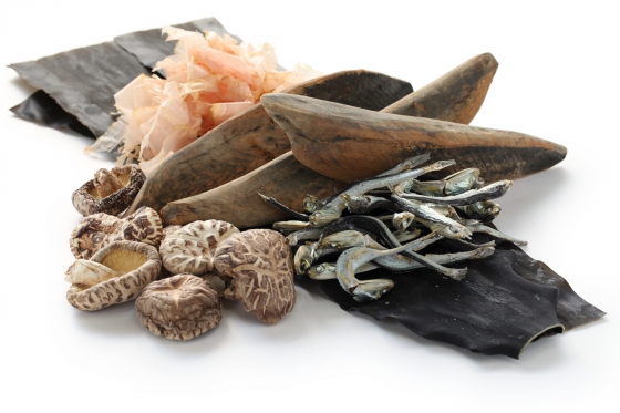 A dashi hozzávalói (tengeri alga, szárított tonhal, szárított bébiszardínia, szárított shiitake gomba)
