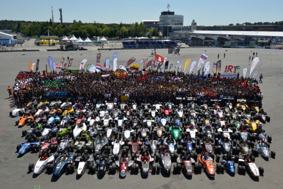 Csoportkép egy Formula Student versenyről