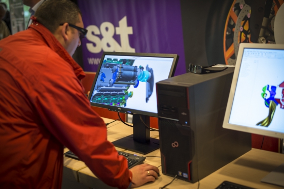 Amikor a modell kilóg a képernyőről - az érdeklődők számára valódi 3D-s élményt nyújtott a Creo a nagy teljesítményű Fujitsu munkaállomásokon