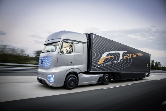 Mercedes-Benz Future Truck 2025: a kamiont borító LED-ek fénye önjáró üzemmódban kékre vált