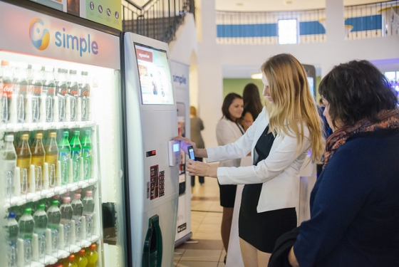 A Simple alkalmazással eddig a mozi és jegyvásárlás, az éttermi és online ételrendelés és fizetés, valamint italautomatás fizetés állt rendelkezésre