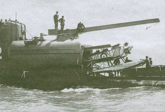 A hidroplán „hangárja”. 1932-ben véletlenül nyitva felejtették, ez a gondatlanság pedig a tengeralattjáró (és vele együtt az összes fedélzeten tartózkodó személy) vesztét okozta.