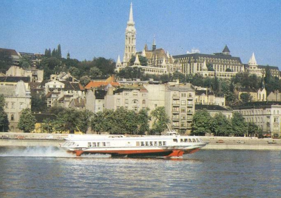 Szárnyashajó a Dunán, háttérben a Mátyás-templom