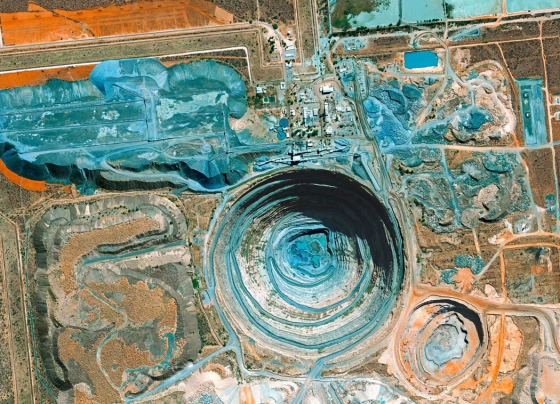 Detoie/Botswana: A világ legnagyobb gyémántbányája, az Orapa. © eoVision/GeoEye, 2014, distributed by e-GEOS