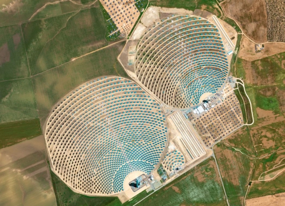 Sevilla/Spanyolország: A sevillai naperőműveknék tükrök százai irányítják a nap energiáját egy torony tetejére. © eoVision/GeoEye, 2014, distributed by e-GEOS