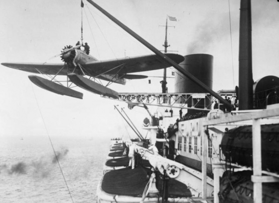 Egy Heinkel He-58-as hidroplánt emelnek be az Europa fedélzetére. A repülőgép szárnyfesztávja 17,2 méter volt, tömege mindössze 1,8 tonna. 200 kilogramm postát tudott magával vinni, utazósebessége 180 km/h, hatótávolsága 1600 km volt. A gépet egy kilenchengeres 450 lóerős amerikai gyártmányú Pratt & Whitney csillagmotor hajtotta, maximum 4600 méterre tudott felemelkedni