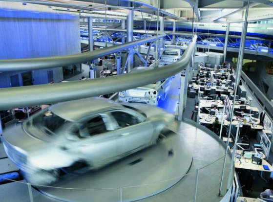Egy-egy úgynevezett zászlóshajó projekten - mint például a BMW lipcsei gyárán - kívül alig épültek modern üzemek