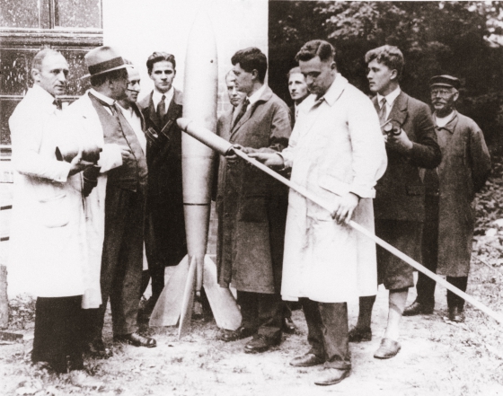 lenn Oberth (a rakéta mellett jobbra) német rakétakutatókkal 1930-ban