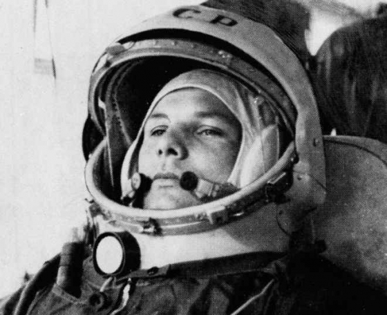 1961. április 12-én a 27 éves Jurij Gagarin a Vosztok 3KA–2 (Vosztok–1) típusú egyszemélyes űrhajóval elsőként repült a világűrbe