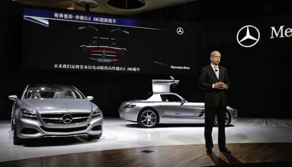 Dieter Zetsche Mercedes-Benz-elnök az SLS AMG innovációit mutatja be a 2010-es Auto China vásáron  