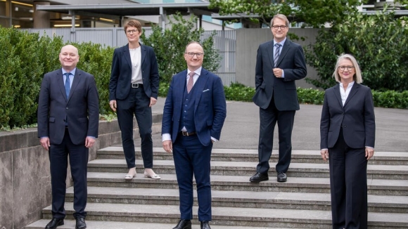 A népszerű nevén „öt bölcs“-nek nevezett független szakértői tanács tagjai Achim Truger, Veronika Grimm, Lars Feld, Volker Wieland és Monika Schnitzer (Foto: dpa)