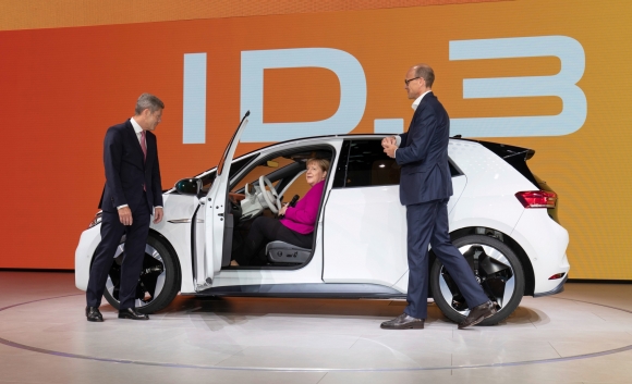 2	Angela Merkel kancellár beleült a magyar tervezésű elektromos Volkswagenbe