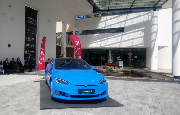 Tesla az Emobility Fórum 2019 bejáratánál