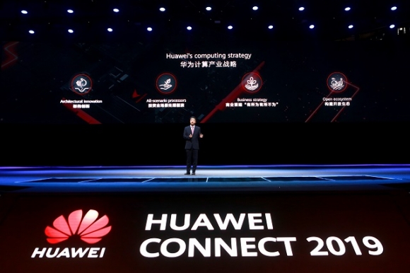Ken Hu, a Huawei alelnöke ismerteti a Huawei számítási stratégiáját a HUAWEI CONNECT 2019 rendezvényén