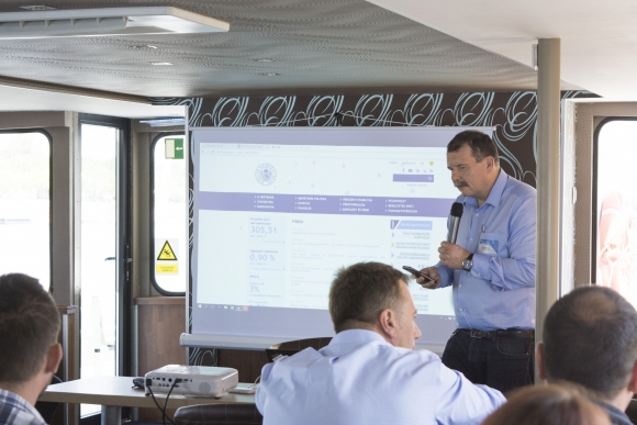 Salga Péter, a Pannon Szoftver ügyvezetője tart előadást az üzleti intelligencia fontosságáról (fotó: Dyntell)