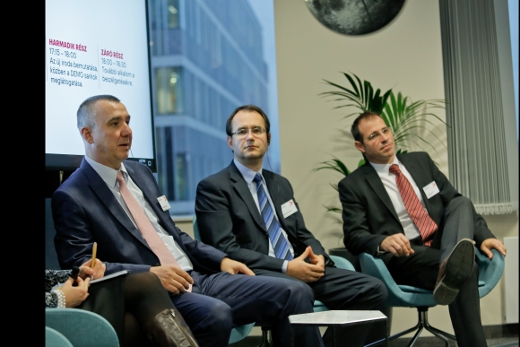 Tomas Volek (balra), az Accenture Technology Center regionális vezetője, Martin Kucera, a budapesti központ vezetője és Komjád István, az Accenture Industry X.0 üzletág vezetője