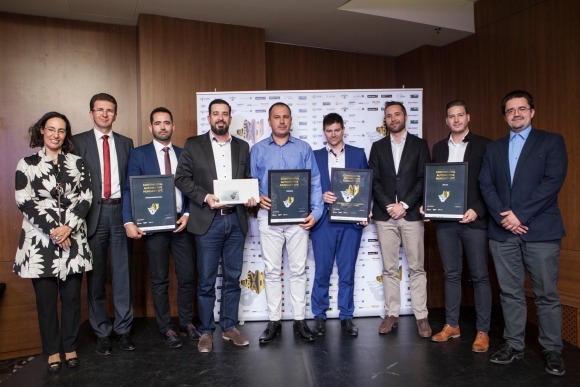 A nyertes Continental Automotive Hungary Kft. csapata és Vándor Ágnes, a PPH Media ügyvezetője