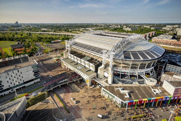 A stadion tetején található 4200 darab napelem által termelt energia optimálisan tárolható, és szükség szerint felhasználható (forrás: Eaton)