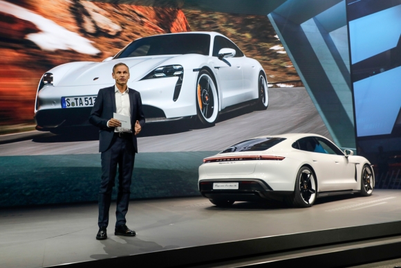 Oliver Blume, a Porsche vezérigazgatója mutatja be a márka első villanyautóját, a Taycant