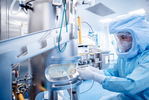 A BioNTech SE biotechnológiai vállalat a Siemens segítségével indította be a vakcinagyártást a marburgi létesítményben. Forrás: BioNTech SE 2020