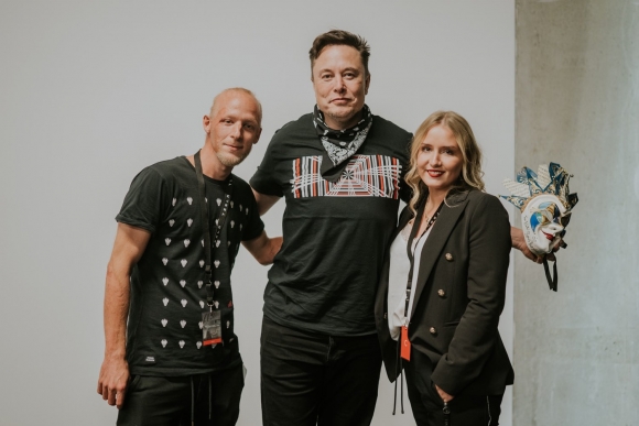 Boris Brejcha, Elon Musk és  Ginger Lemm – újságíró és Brejcha barátnője