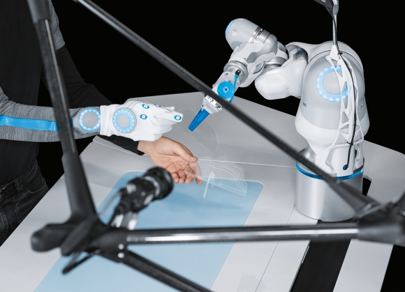 A BionicCobot interaktív, egyben biztonságos együttműködést tesz lehetővé ember és gép között