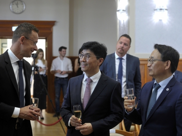 Középen: Ri Ki Jeon, Bumchun Precision Co. Ltd. elnöke
