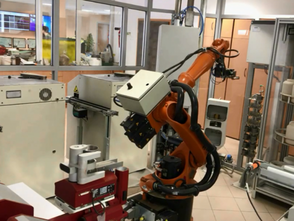 Robot kezeli a laboratóriumba érkező mintákat