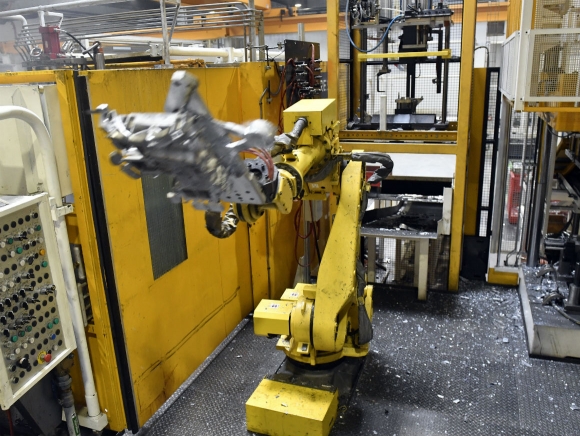 Robot dolgozik egy alumínium fröccsöntő gép mellett a francia GMD Group járműalkatrészeket gyártó alumíniumöntödéjében a Dorogi Ipari Parkban