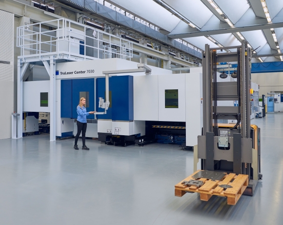 A TRUMPF smart factory-ben a Jungheinrich önvezető targoncái euro raklapokon szállítják a munkadarabokat a különféle gépekhez. (Forrás: TRUMPF)