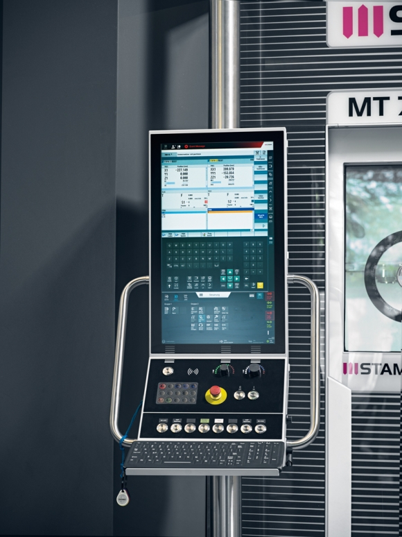 Modern folyamatirányítás nagy érintőképernyővel és kontextusfüggő információkijelzéssel, Siemens és Fanuc vezérlőkkel is